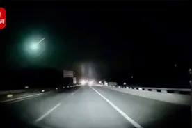 北京内蒙古多地天空划过超亮火流星 爆裂闪光黑夜瞬间变白昼
