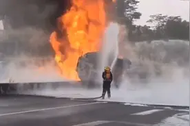 突发 深圳一油罐车车爆炸起火 目击者：听到一声巨响视频封面