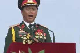 2022越南大阅兵太搞笑，总指挥大喊一声卧倒，阅兵式就开始了！视频封面