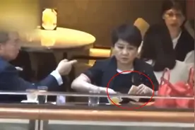 赌王四太梁安琪多有钱？看她用橡皮筋捆千元大钞，网友：长见识了视频封面