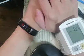 【图吧日常】华为手环4心率血氧功能测试（附血压计心率读数比）视频封面