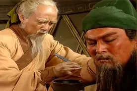 三国：关羽中箭华佗疗伤，边刮骨边下棋，这气魄不愧是三国第一人视频封面