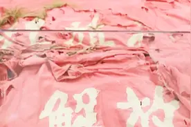 这面布满381个弹孔的战旗上了国庆阅兵视频封面