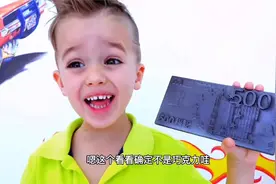 巧克力做的东西：男孩和妈妈猜哪个钱是巧克力做的，猜猜谁吃到了视频封面