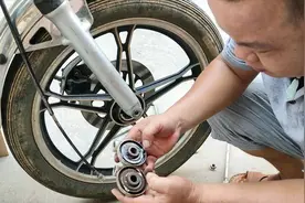 摩托车时速表不转，修理店要价100多，小伙自己维修其实非常简单