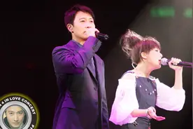 长发帅气谭咏麟为黎明颁发第四次金曲金奖，大力赞叹后生可畏视频封面