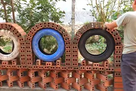 用废弃的轮胎制作模具来建造弧形拱形围栏，这办法绝了