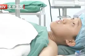 妈妈亲吻着儿子，这也许是最后的告别！医生通知家人所为何事？视频封面