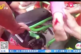4岁女童右脚被电动车夹住，消防紧急救援，孩子被救出时满脚是血视频封面