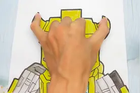 把手掌放在一张纸手绘迷你世界大黄蜂，简单好玩又帅气手势画