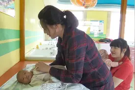二条一家进城了，媳妇领宝宝结伴去游泳，下水之后啥反应？视频封面