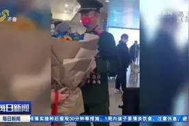 从军16年获荣誉无数，退役武警满身勋章荣归故里，家人拉横幅迎接视频封面