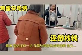 农村奶奶上街卖鸡蛋却无人问津，无奈用鸡蛋交电费，这操作绝了视频封面