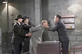 长褂男本以为都是自己人，却被惨被吊打，伤痕累累