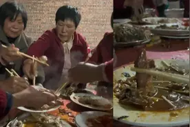 吃席现场大妈疯狂抢菜！肉菜几秒之内全被抢空，同桌大哥直接懵了视频封面