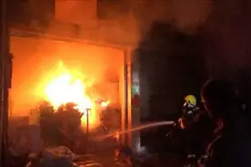 “砰砰”频频传出爆炸声，广州一手机店凌晨起火，周边居民心慌慌视频封面