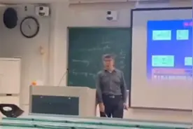 泪目！疫情封校，浙大老师们对着空无一人教室上网课视频封面