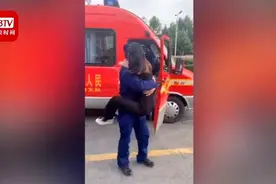 甜蜜！消防员丈夫抗洪25天归来 妻子飞奔过去树懒式抱抱不撒手视频封面