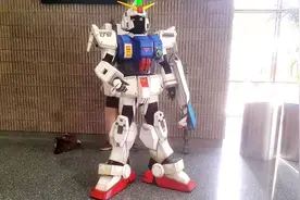 原来高达的COS服装是这么穿的！围观国外COSER如何变成高达机器人视频封面