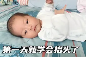 25天新生儿练习抬头，第一天就学会了，爸爸奖励她游泳一次视频封面