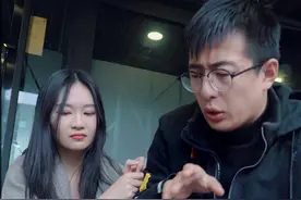 小伙安慰女生有套路：你看这个小虫子，它能把你咬死！