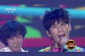 大张伟的曲风还是那么欢乐 《阳光彩虹小白马》听听看视频封面