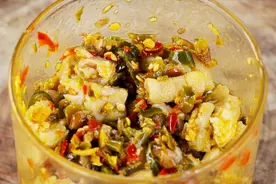 火哥教你比泡椒凤爪都好吃的剁椒鸡爪，做法超级简单，眼睛手都会