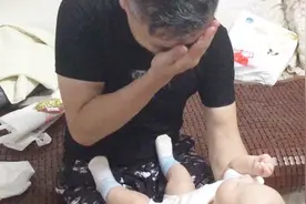 爸爸逗儿子玩，这回可好，儿子竟然把一泡尿，尿到父亲的脸上！视频封面