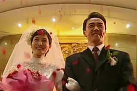 黑金背后：前夫再婚，前妻气得要去大闹婚礼，幸好有女儿拦着视频封面