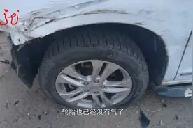 多辆汽车停在楼下被撞 肇事者消失不见 车主立即报警视频封面