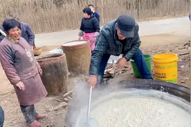 豫西乡村腊月忙，酸浆点豆腐现场，大锅烧豆花，点成变清汤视频封面