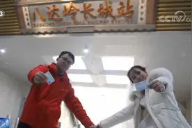 迟到的婚礼 一对新人把爱定格在飞驰的列车上视频封面