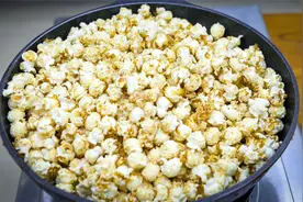 想吃爆米花不用买，在家用平底锅，2分钟爆一锅，饱满开花又香甜