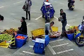 女子在店铺门前摆摊，孩子在地上睡着了，暖心店主拿来垫子铺上视频封面