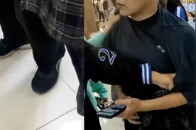 高校男子将摄像头藏鞋里偷拍女生裙底被抓现行，学校：正在调查视频封面