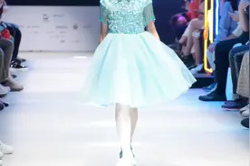 时尚童模走秀现场，小女孩穿着很是好看视频封面