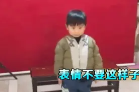 4岁男孩拍证件照把自己拍成表情包，男孩：妈妈说拍照就要笑
