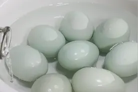 白酒倒进鸭蛋里，即将失传的腌鸭蛋方法，个个流油起沙，真厉害视频封面