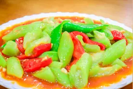 看阿飞做蚝油丝瓜，翠绿不变黑，地道的家常做法，全是常用调料