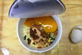 加个生鸡蛋放入泡面里，用一百度刚刚烧开的水，能烫的熟吗？