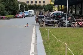 萌娃躺地上耍赖不起，保安神助攻发声吓坏萌娃：没人要我就捡走了视频封面