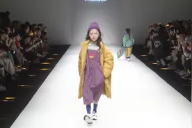 紫色裙子搭配黄色羽绒服，很青春时尚的搭配，活力满满视频封面