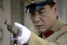 二鬼子正要射杀抗日战士，突然发现没子弹了，吓得掉头就跑视频封面