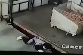 为拾一配件，安徽合肥一45岁女工被升降机缓慢下降后挤压身亡视频封面