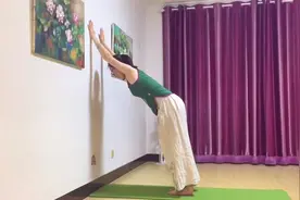 肩部瑜伽（四）：双手推墙，每天压肩20次，挺拔肩部，还提升气质