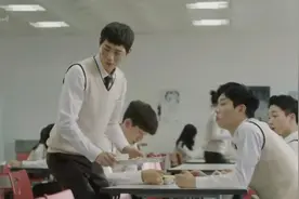 事情水落石出，学校里的同学主动和小伙认错，小伙却霸气走开了