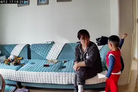 孩子打妈妈被妈妈教育，奶奶在旁全程没说话 妈妈：打人是底线视频封面
