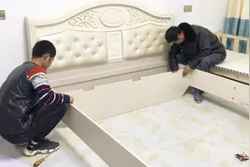 今天把床从租房屋搬到新房，父子俩把它安装好，装好就可以入住了视频封面