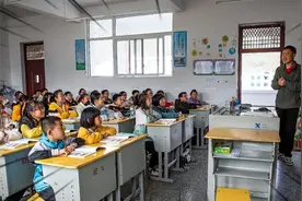 南大才子袁辉：放弃高薪工作到山区支教12年，35岁无车无房仍单身视频封面