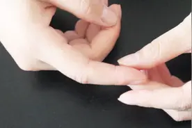 手上有刺别用针挑，教你一招，刺儿自己跑出来视频封面